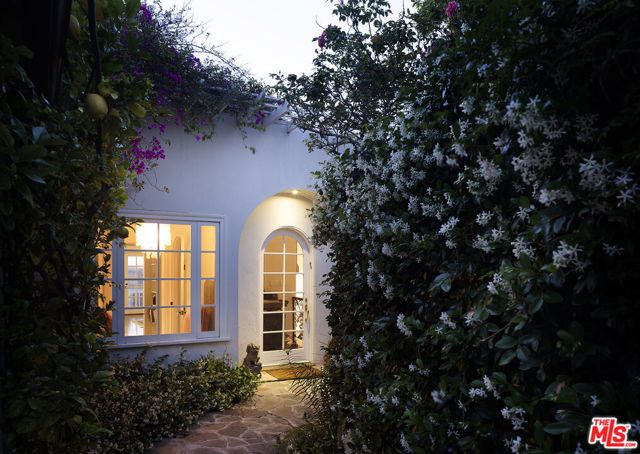 2558 Glendower Avenue, Los Angeles, CA 90027