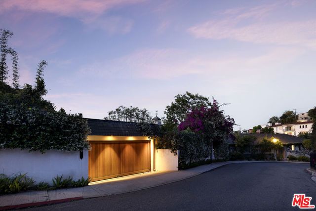 2558 Glendower Avenue, Los Angeles, CA 90027