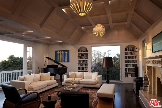 2558 Glendower Avenue, Los Angeles, CA 90027