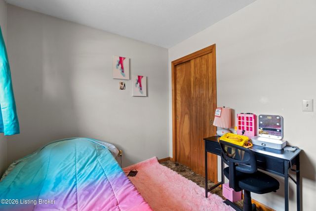 2006 Foxhurst Dr, Louisville, KY 40216