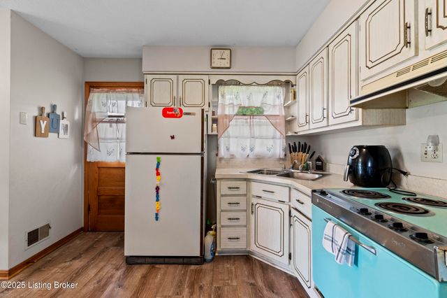 2006 Foxhurst Dr, Louisville, KY 40216