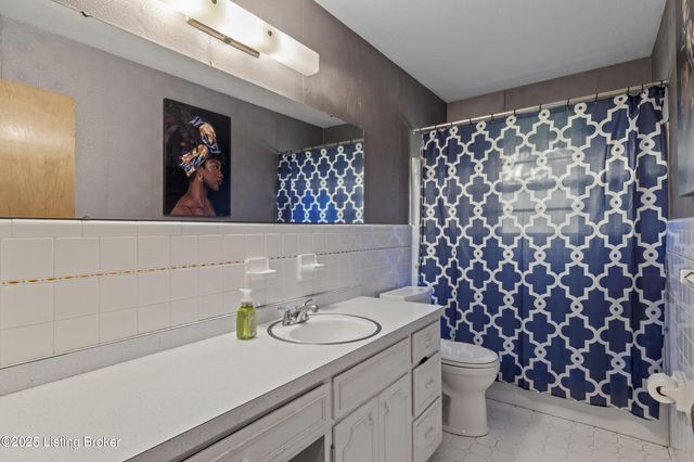 2006 Foxhurst Dr, Louisville, KY 40216