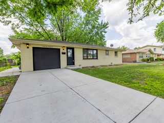 6425 W 83rd Place, Burbank, IL 60459