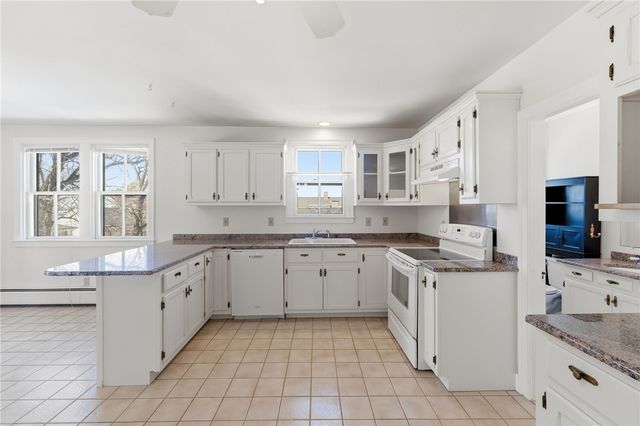 686 Hope Street 3, Bristol, RI 02809