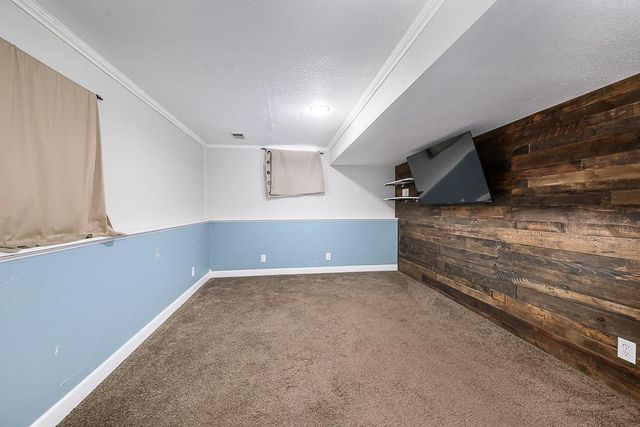 12374 Pinehurst Drive, Kansas City, KS 66109