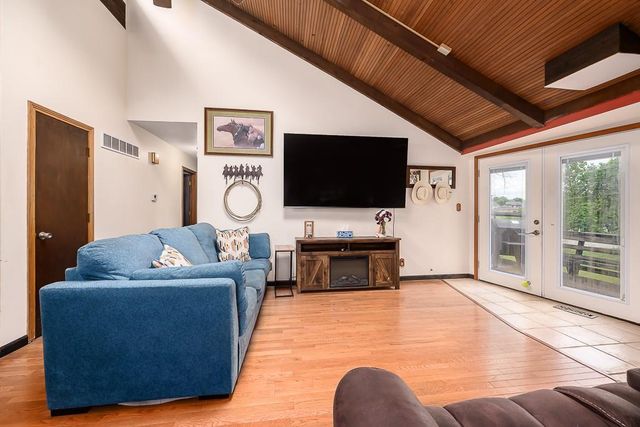 12374 Pinehurst Drive, Kansas City, KS 66109
