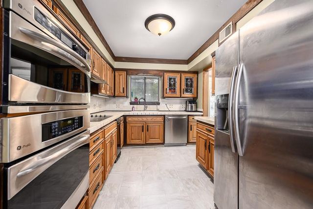 12374 Pinehurst Drive, Kansas City, KS 66109