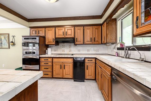 12374 Pinehurst Drive, Kansas City, KS 66109