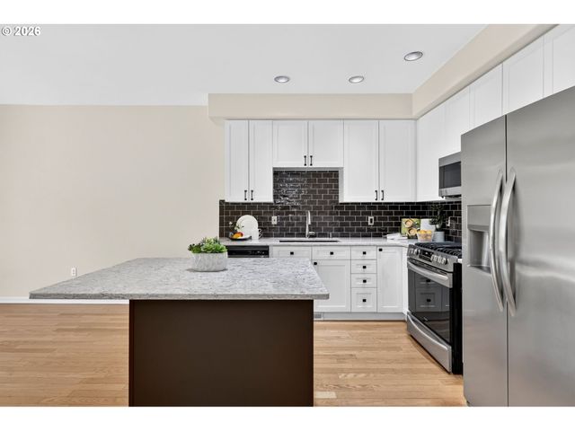 2926 Sw TEXAS St, Portland, OR 97219
