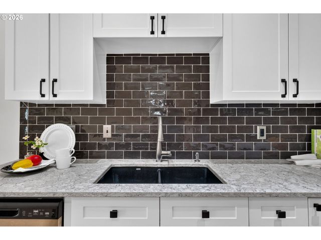 2926 Sw TEXAS St, Portland, OR 97219