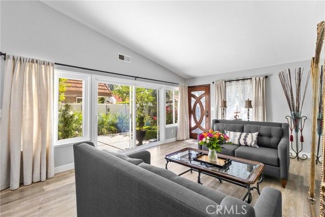 22170 James Alan Circle 4, Chatsworth (los Angeles), CA 91311