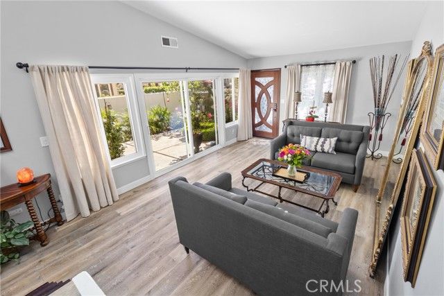 22170 James Alan Circle 4, Chatsworth (los Angeles), CA 91311