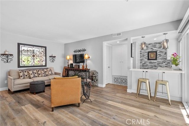 22170 James Alan Circle 4, Chatsworth (los Angeles), CA 91311