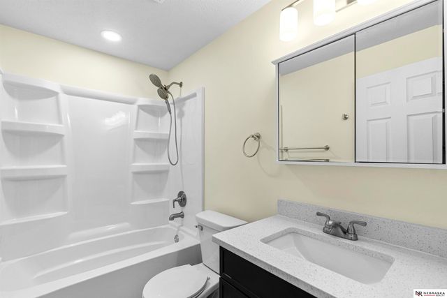 8512 Grand Ave, Omaha, NE 68134