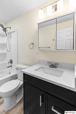 8512 Grand Ave, Omaha, NE 68134