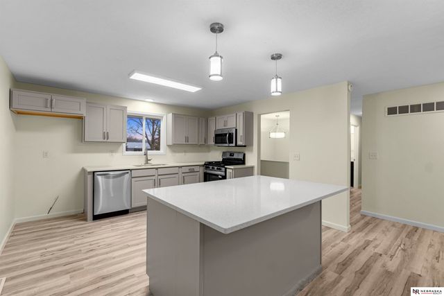 8512 Grand Ave, Omaha, NE 68134