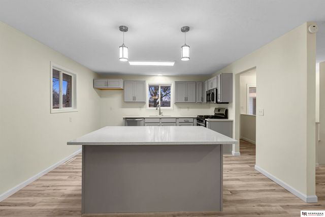 8512 Grand Ave, Omaha, NE 68134