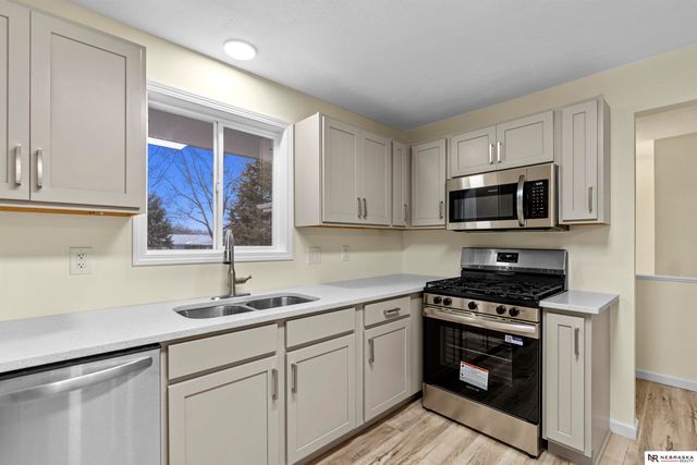 8512 Grand Ave, Omaha, NE 68134