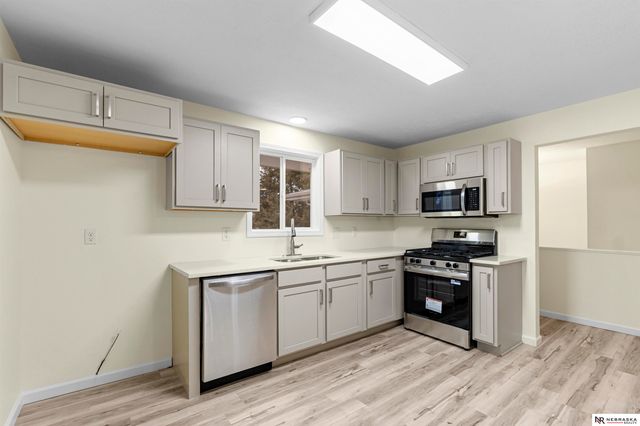 8512 Grand Ave, Omaha, NE 68134