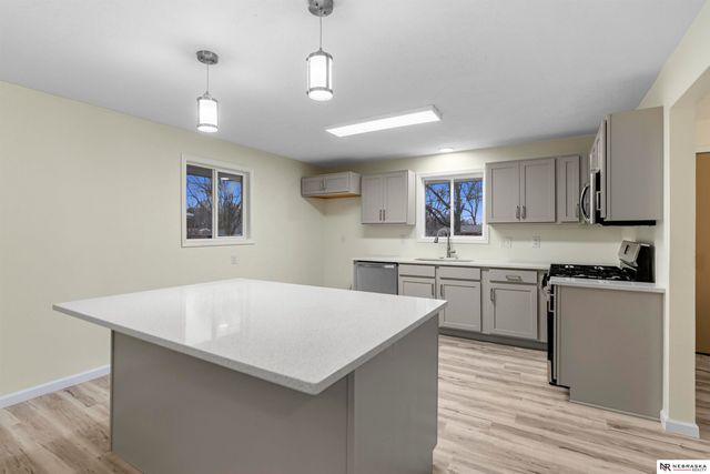 8512 Grand Ave, Omaha, NE 68134