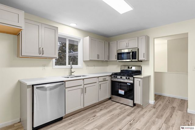 8512 Grand Ave, Omaha, NE 68134