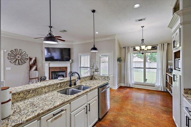 125 Woodridge Drive, Pearl, MS 39208