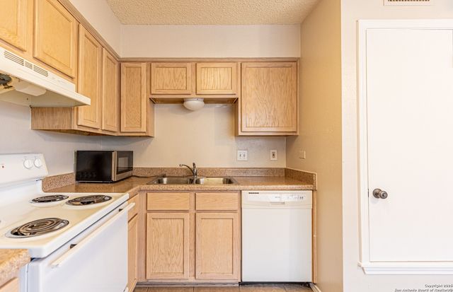 10561 Starcrest, San Antonio, TX 78217