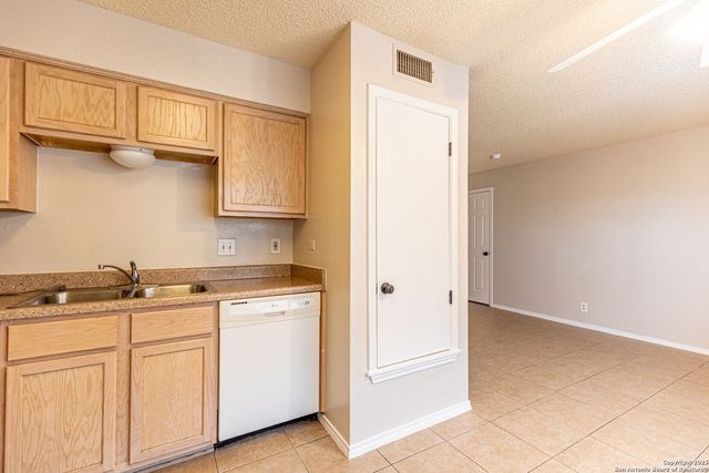 10561 Starcrest, San Antonio, TX 78217