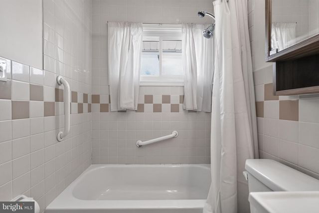 17 IDOLSTONE RD, Levittown, PA 19057