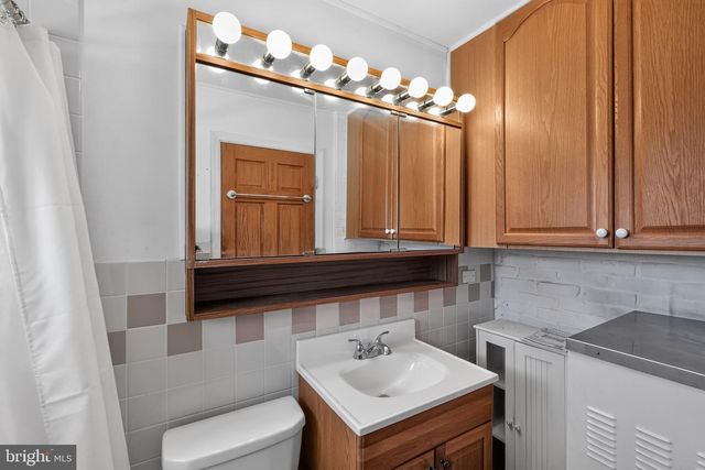 17 IDOLSTONE RD, Levittown, PA 19057