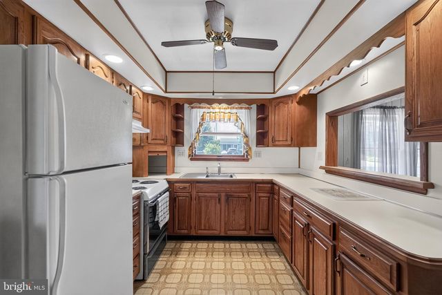 17 IDOLSTONE RD, Levittown, PA 19057