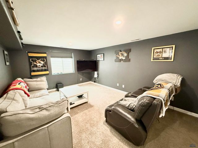 14827 GLENWOOD DR, Summerset, SD 57769
