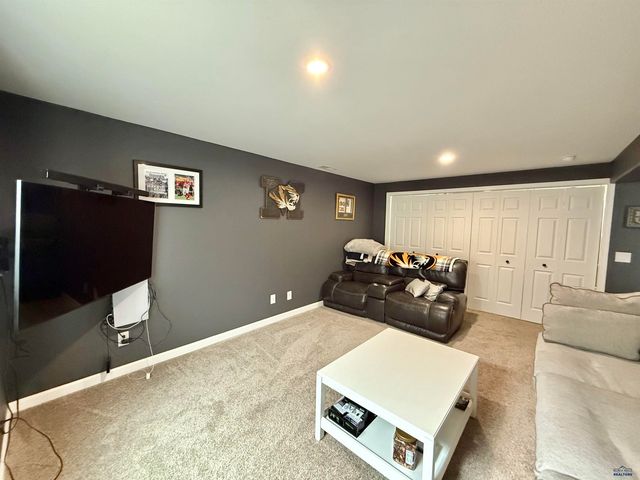 14827 GLENWOOD DR, Summerset, SD 57769