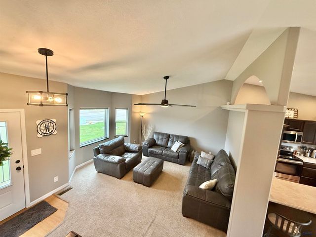 14827 GLENWOOD DR, Summerset, SD 57769