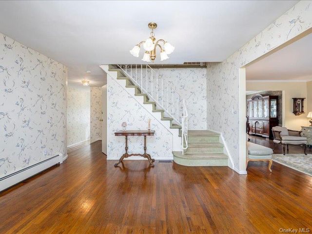 16 Wright Road, Rockville Centre, NY 11570