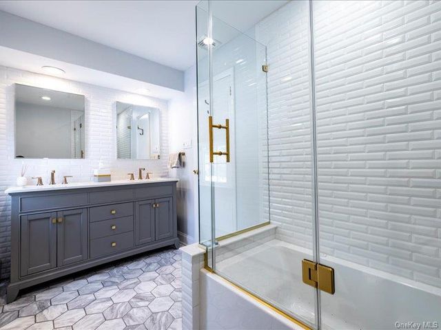 16 Wright Road, Rockville Centre, NY 11570