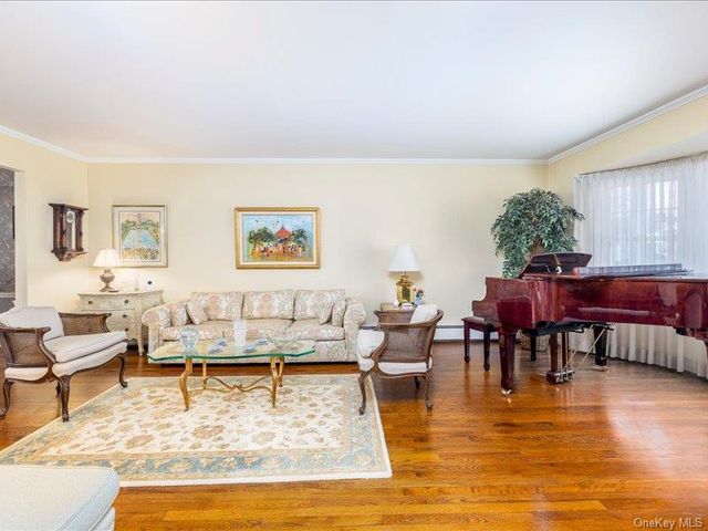 16 Wright Road, Rockville Centre, NY 11570