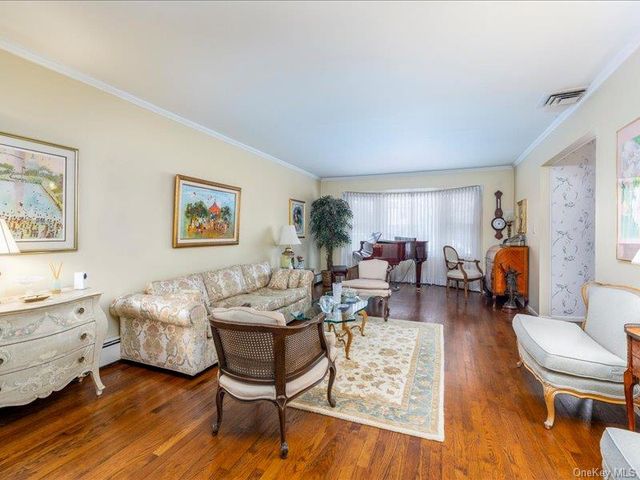 16 Wright Road, Rockville Centre, NY 11570
