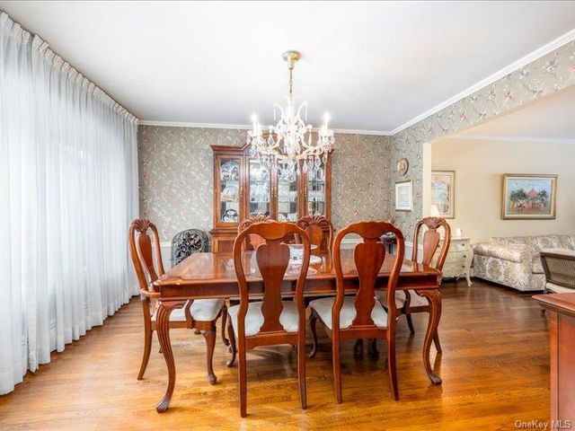 16 Wright Road, Rockville Centre, NY 11570