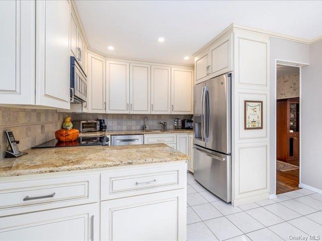 16 Wright Road, Rockville Centre, NY 11570