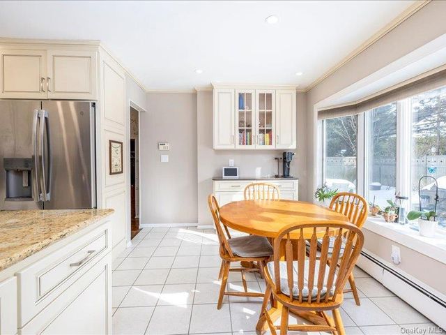 16 Wright Road, Rockville Centre, NY 11570