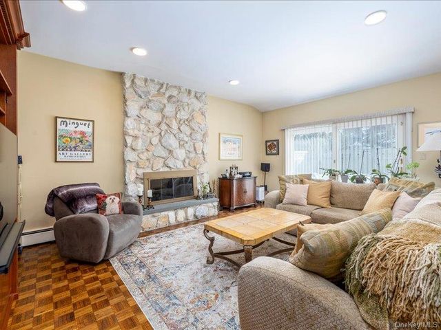 16 Wright Road, Rockville Centre, NY 11570