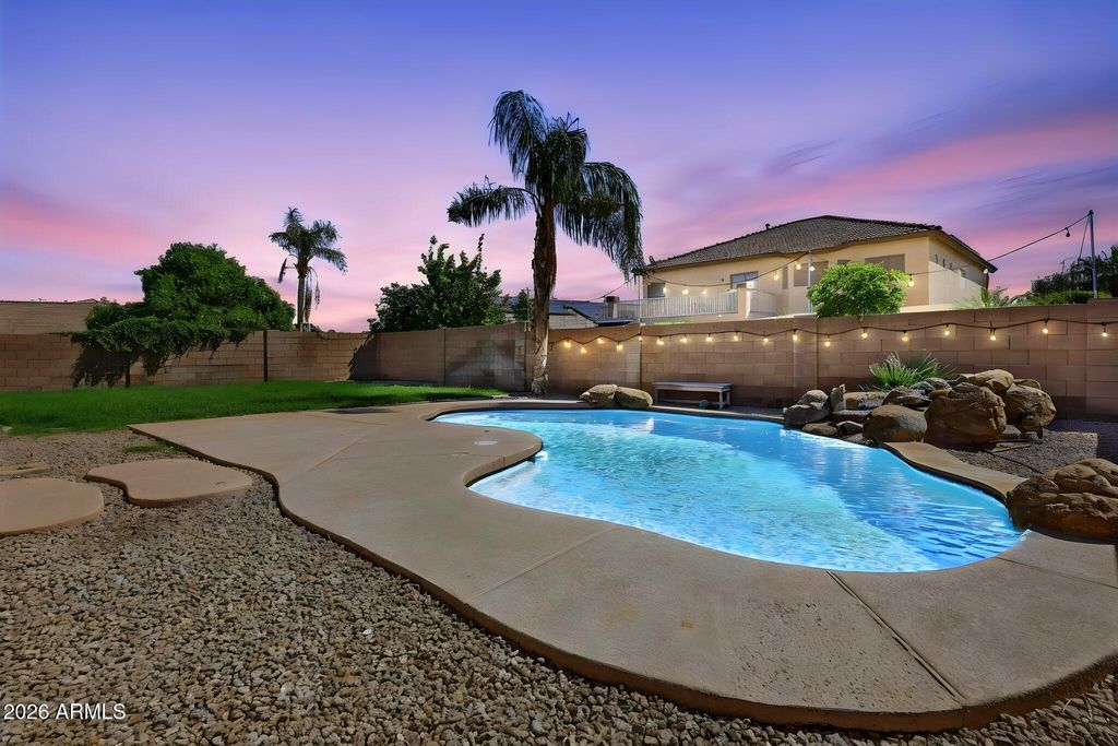 8021 W HILTON Avenue, Phoenix, AZ 85043 — exterior