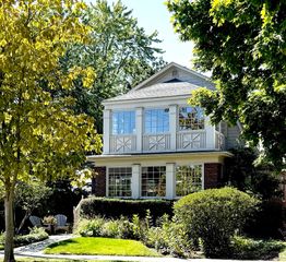 760 OAKWOOD Avenue 2, Lake Forest, IL 60045