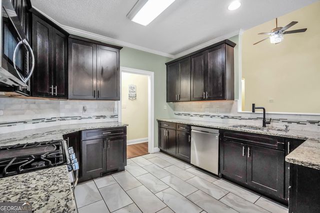 70 Barrington Farms Court, Sharpsburg, GA 30277