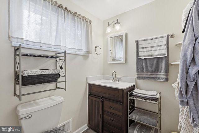 112 N KENNEDY RD, Sterling, VA 20164