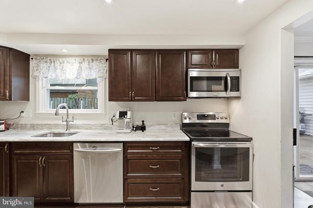 112 N KENNEDY RD, Sterling, VA 20164