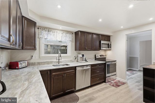 112 N KENNEDY RD, Sterling, VA 20164