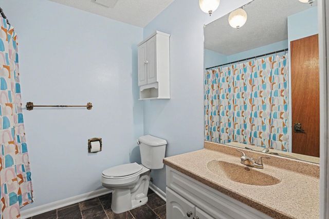 310 Valleyview Ct, Andover, KS 67002