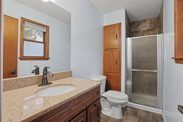 310 Valleyview Ct, Andover, KS 67002